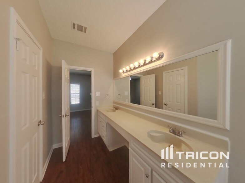 Building Photo - 8035 Dove Trail Dr