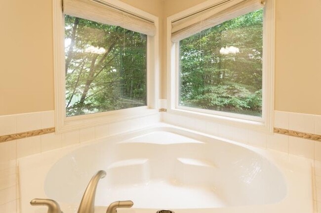 Building Photo - 4 bedroom in Kirkland WA 98033