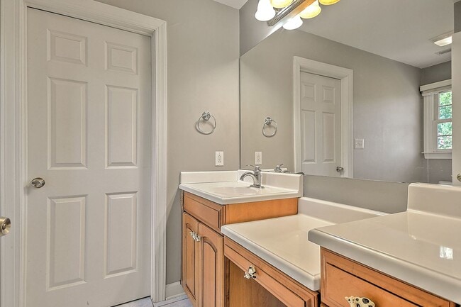 Building Photo - 9 Wayland Ct