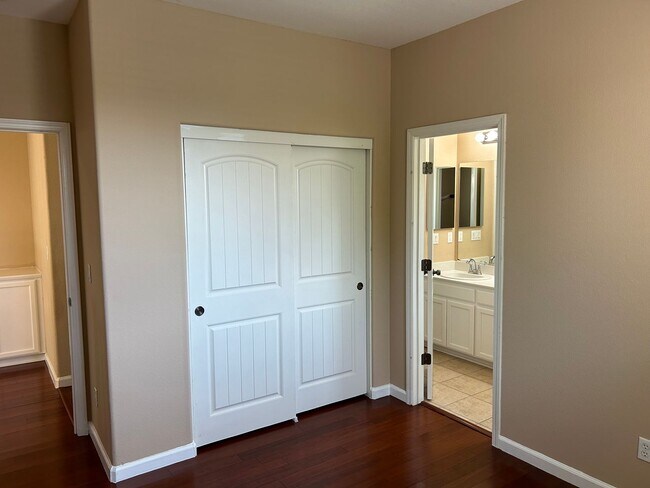 Building Photo - Beautiful 4 Bedroom 3 Bathroom in Quiet Neighborhood with SOLAR