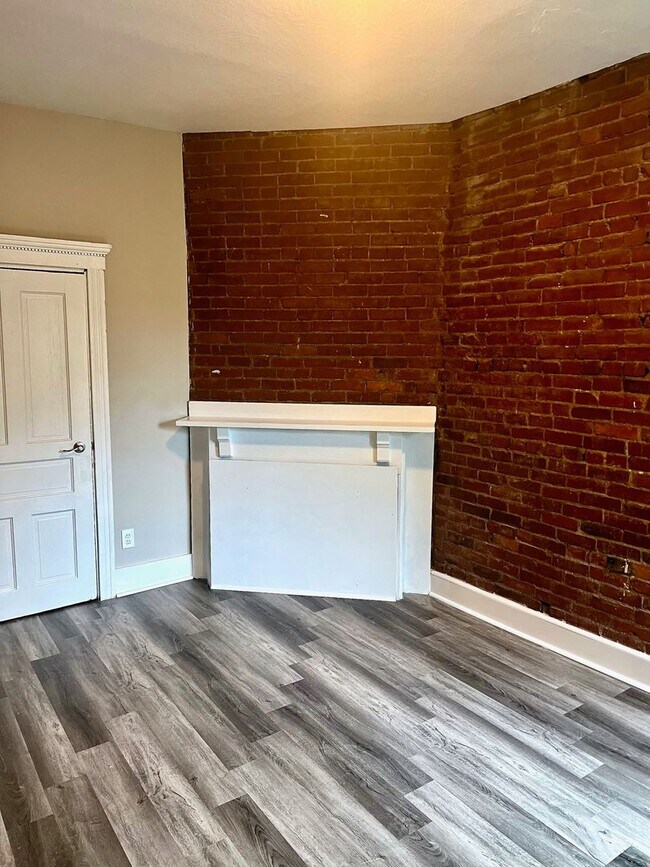 Building Photo - *** Apartment in South Oakland * Spacious & Renovated * Pet Friendly * Walk to Pitt * Exposed Bri...