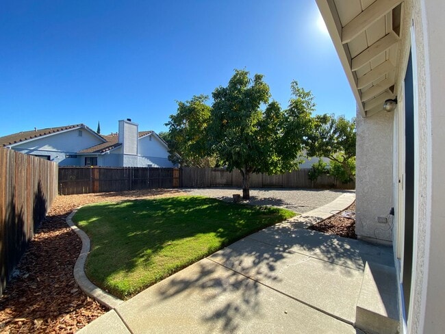 Building Photo - Vacaville 3bed/2bath home! Open floor plan...