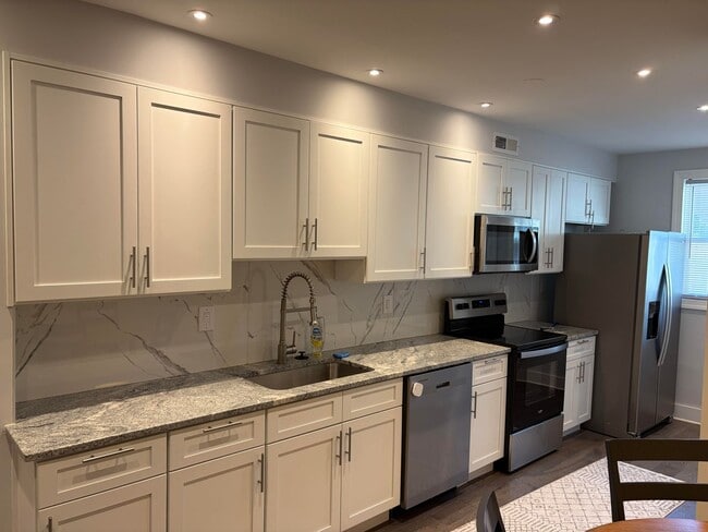 Building Photo - Modern 2- Story Townhome with Fenced in Ba...