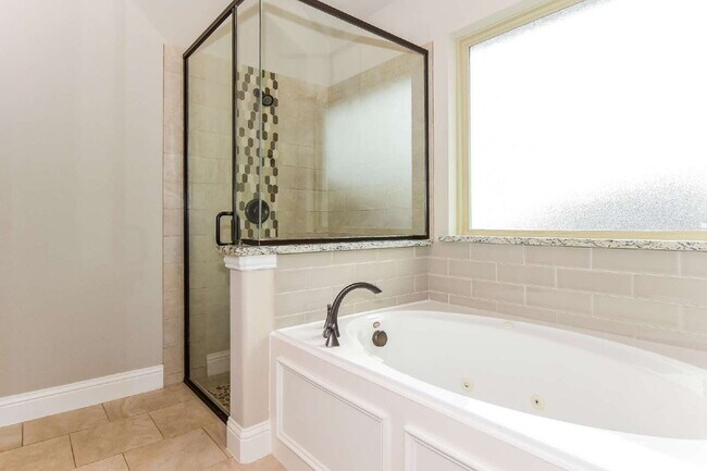 Building Photo - 309 Peachtree Ln