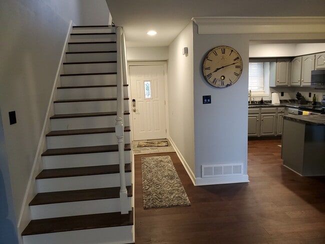 Building Photo - 3 bd, 2.5 ba Village South condo, great so...