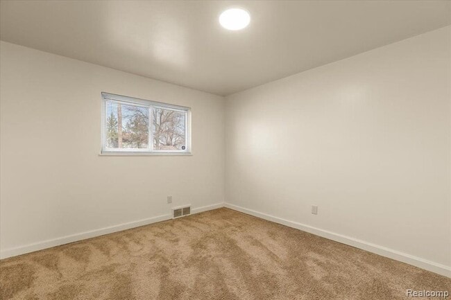 Building Photo - 10343 N Oak Dr