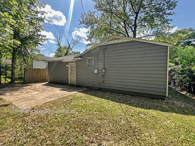 Building Photo - 4624 Sunnybrook St