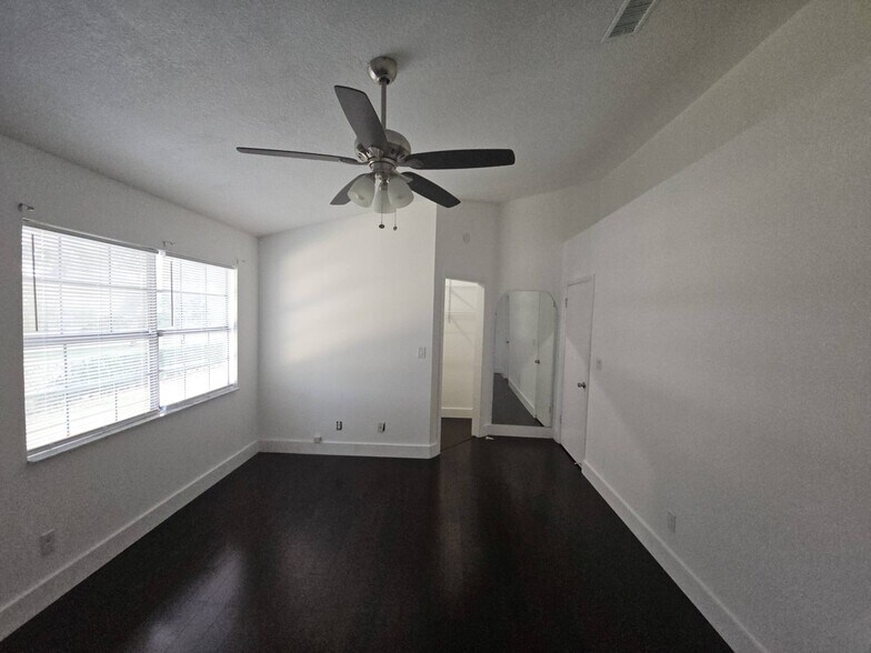 Building Photo - 2925 Belmont Ln