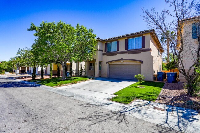 Building Photo - Southwest Pool Home With First Floor Bed And Bath