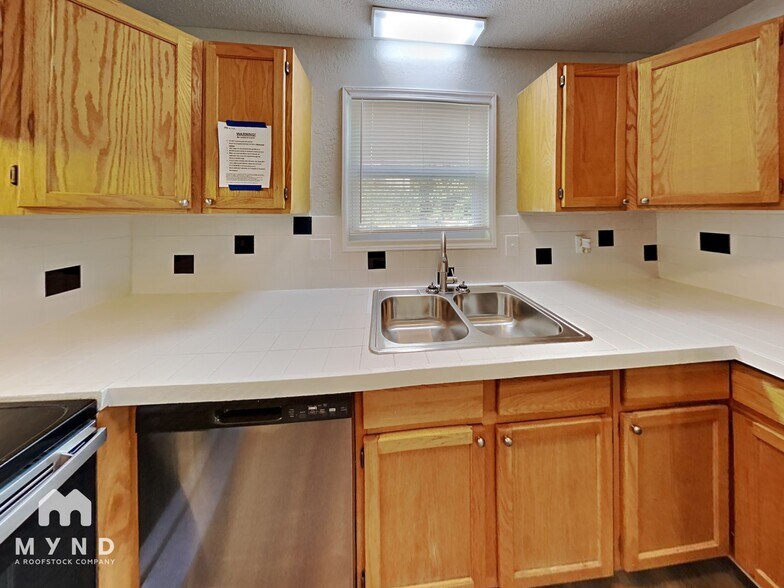 Building Photo - 211 Buckskin Dr