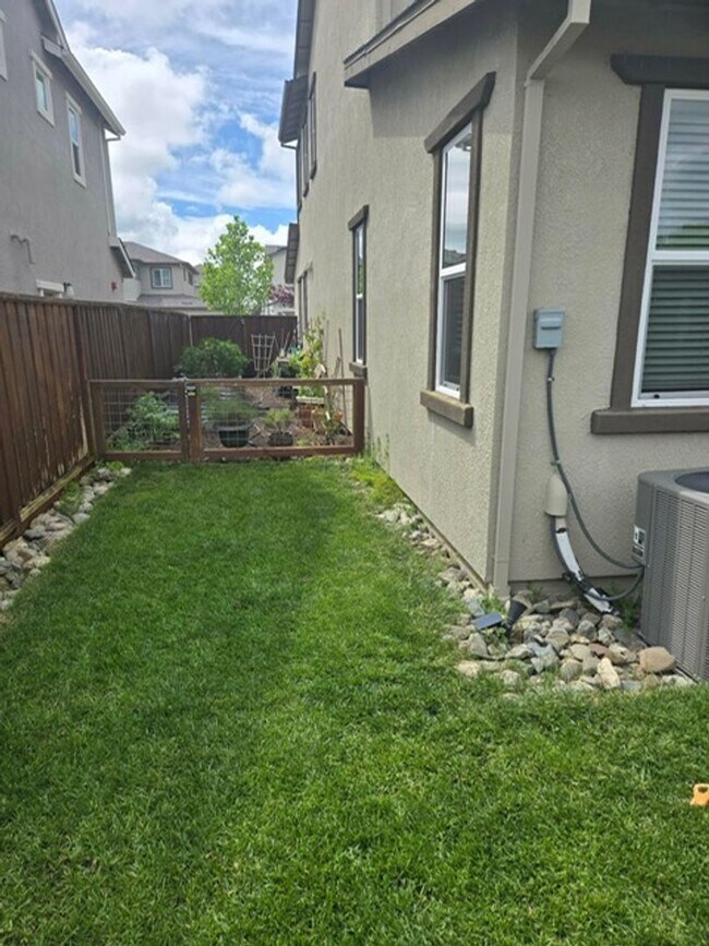 Building Photo - 3 Bed + Bonus Room/2.5 Bath - Solar – Near SSU