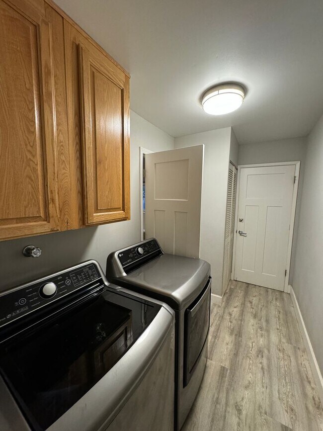 Building Photo - Gorgeous Single Level Home with Pool in Al...