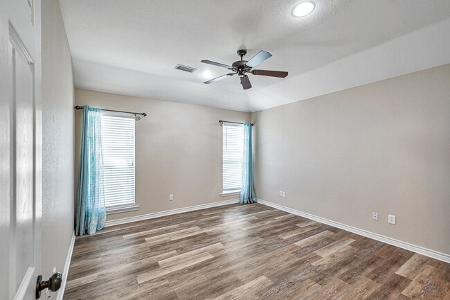 Building Photo - 3 Bed 2 Bath Home Ready To Rent ASAP!