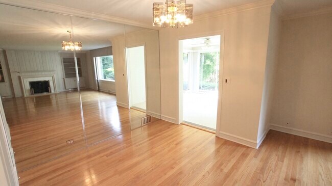 Building Photo - 460 Highcrest Dr