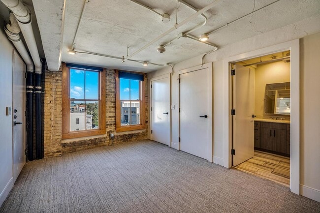 Building Photo - LUXURY   CONDOS IN THE HEART OF ALAMO CITY