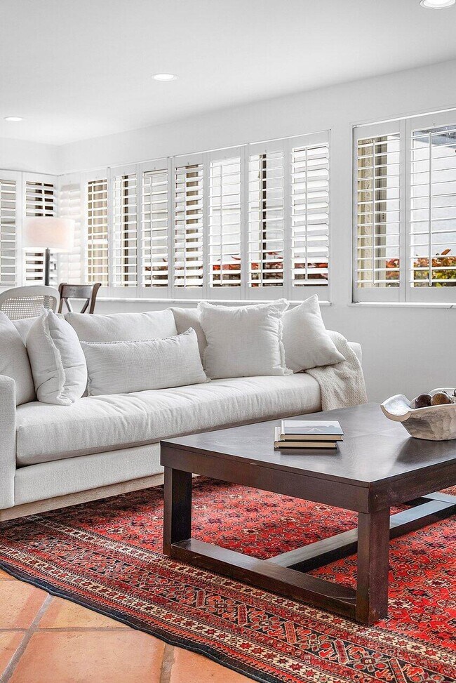 Building Photo - 18 Bristol Ln