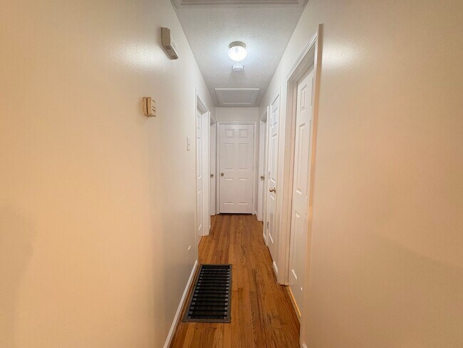 Building Photo - 1112 Ridge Dr