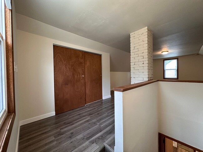 Building Photo - Recently Renovated Single Family Home Avai...