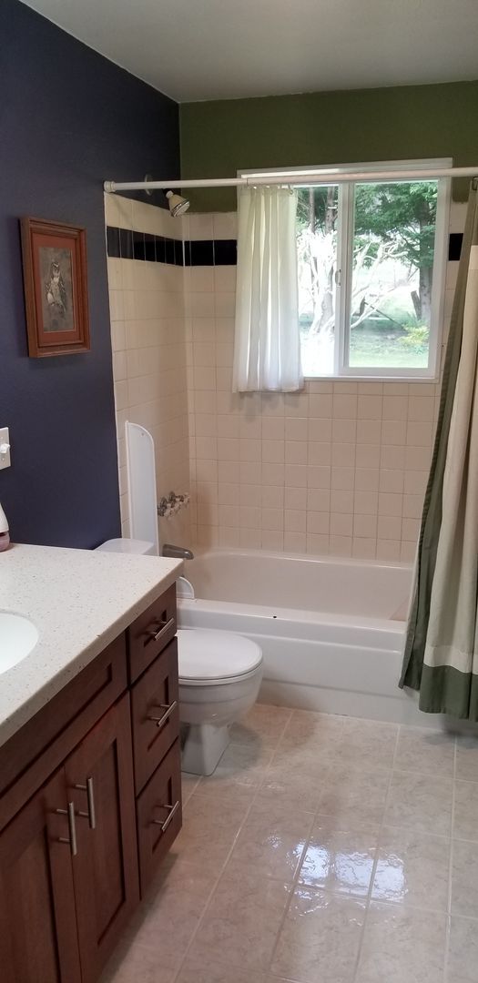 Building Photo - Spacious home on acreage