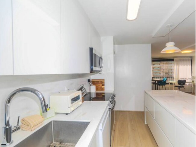 Building Photo - Renovated Fully Furnished 1 Bedroom at Discovery Bay