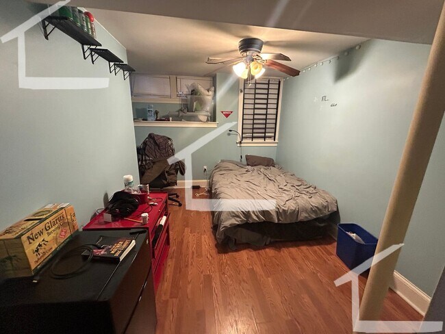 Building Photo - Don't miss out on this 6 bed 2 bath in Mission Hill...