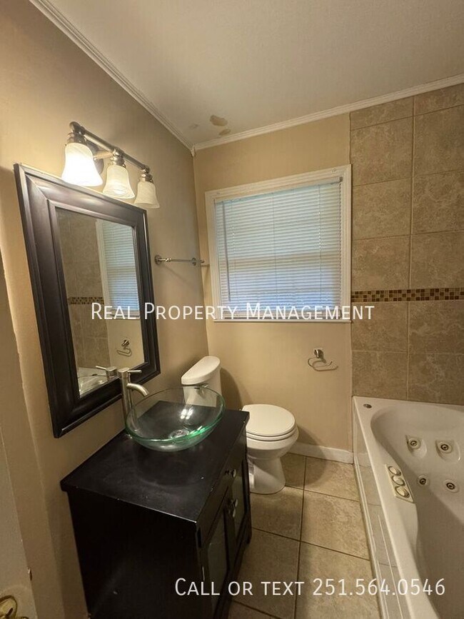 Building Photo - 4440 Nicholl Dr