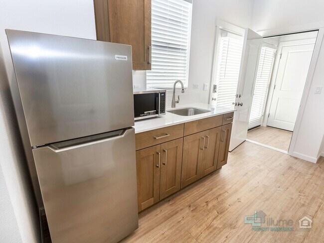 Building Photo - Charming 2-Bedroom, 3.5-Bathroom Home in Hillsboro