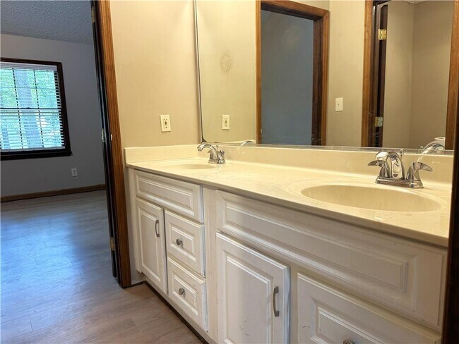 Building Photo - 1302 Colony Dr
