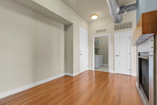 Building Photo - $1,740.95, 1 Bed, 1 Bath Condo in Englewood with AC and In Unit Laundry!