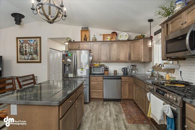 Building Photo - Cozy 3 bedroom 2 bath home w/ fully fenced...