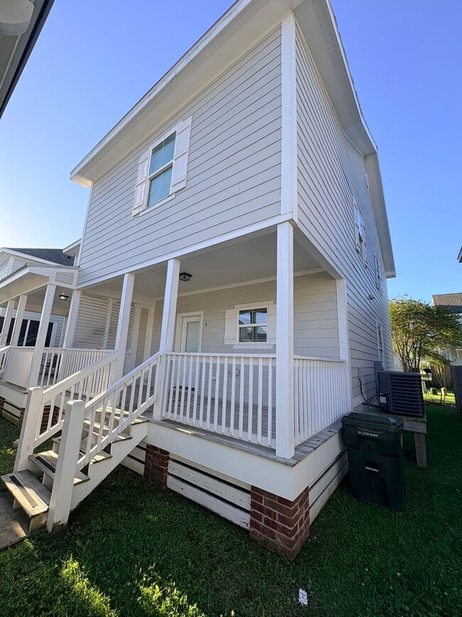 Building Photo - 1220 Pithon St