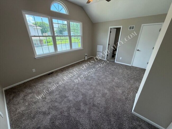 Building Photo - Beautiful Townhome in Olathe-Available NOW!!