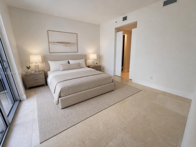 Building Photo - 1300 Brickell Bay Dr