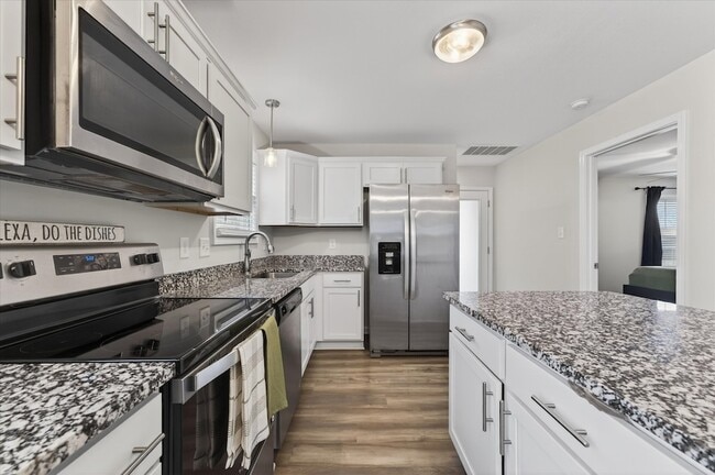 Building Photo - 409 Hillside Dr