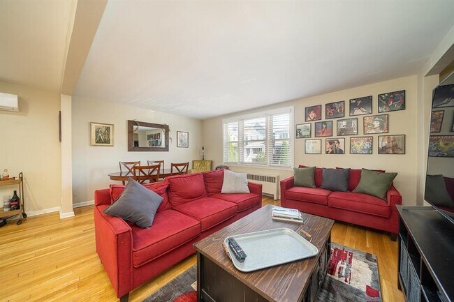 Building Photo - 118 W 46th St