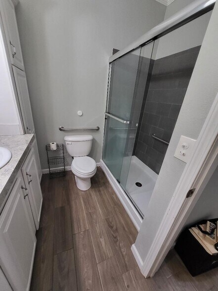 Tenant's walk-in shower - 3144 Tina Marie Dr