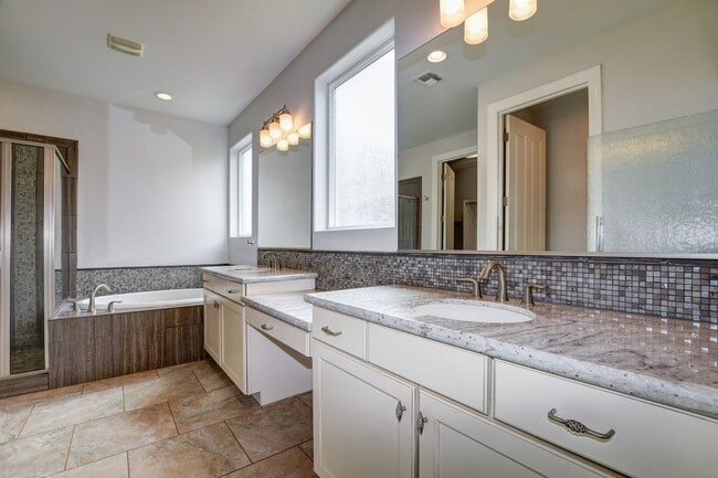 Building Photo - Well Appointed Home for Rent in Astoria!