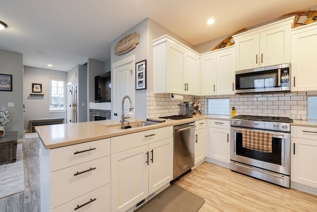 Building Photo - Charming Redmond Craftsman Retreat – Stylish 3-Bed, 3-Bath Home with Community Amenities