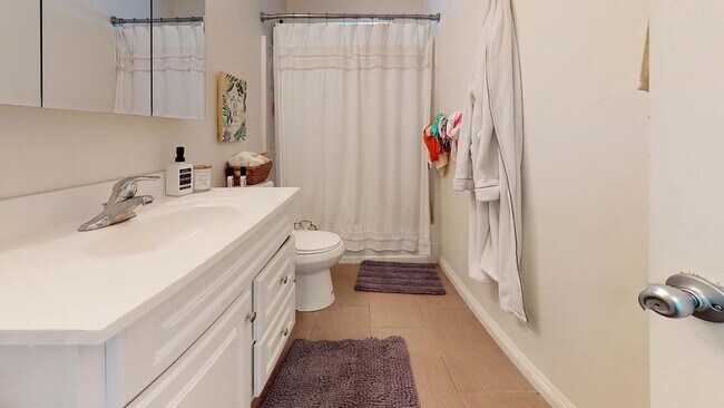 Building Photo - MASSIVE 8 Bed / 4 Bath Home on Mary Lane - 2 Kitchens! Private Yard, Driveway, 8 Parking Permits ...
