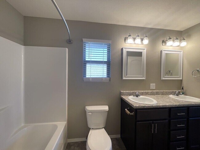 Building Photo - 1338 Marseilles Ave