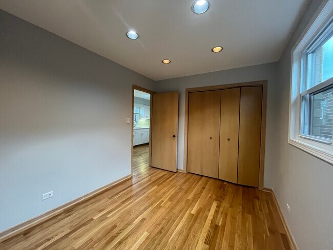 Building Photo - 449 W 37th St