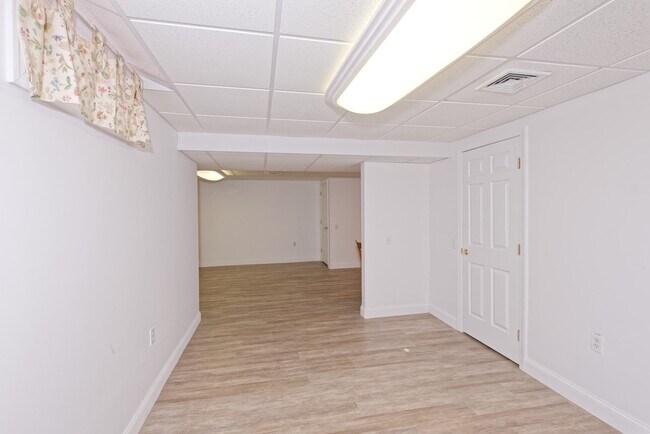 Building Photo - 21 Surrey Dr