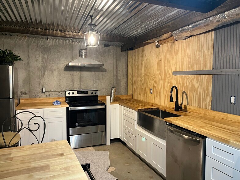 Full kitchen with new cabinets and appliances - 3337 Briarwood Ct