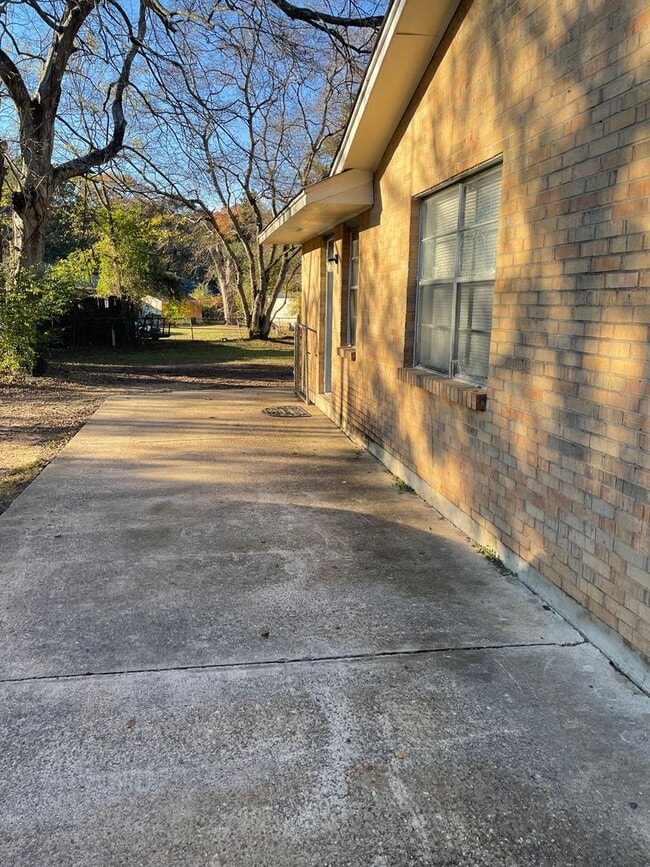 Building Photo - ** 3 Bed 2 Bath located off Wares Ferry road ** Call 334-366-9198 to schedule a self tour