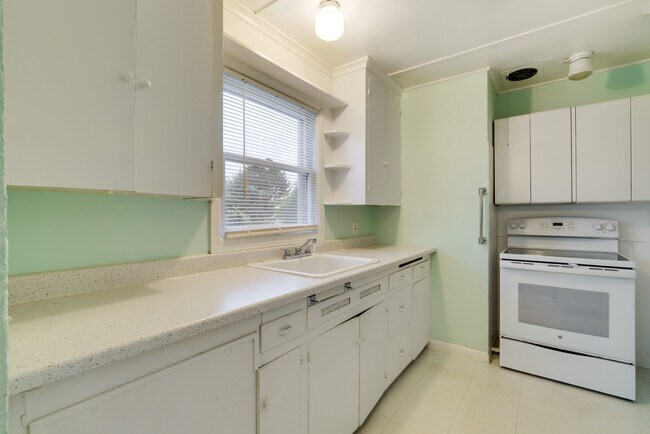 Building Photo - 4650 NE 112th Ave