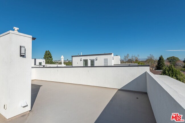 Building Photo - 3232 S Barrington Ave