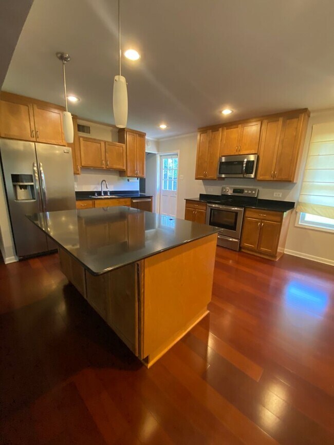 Building Photo - 3 Bedroom , 1.5 Bathroom Brick home with c...