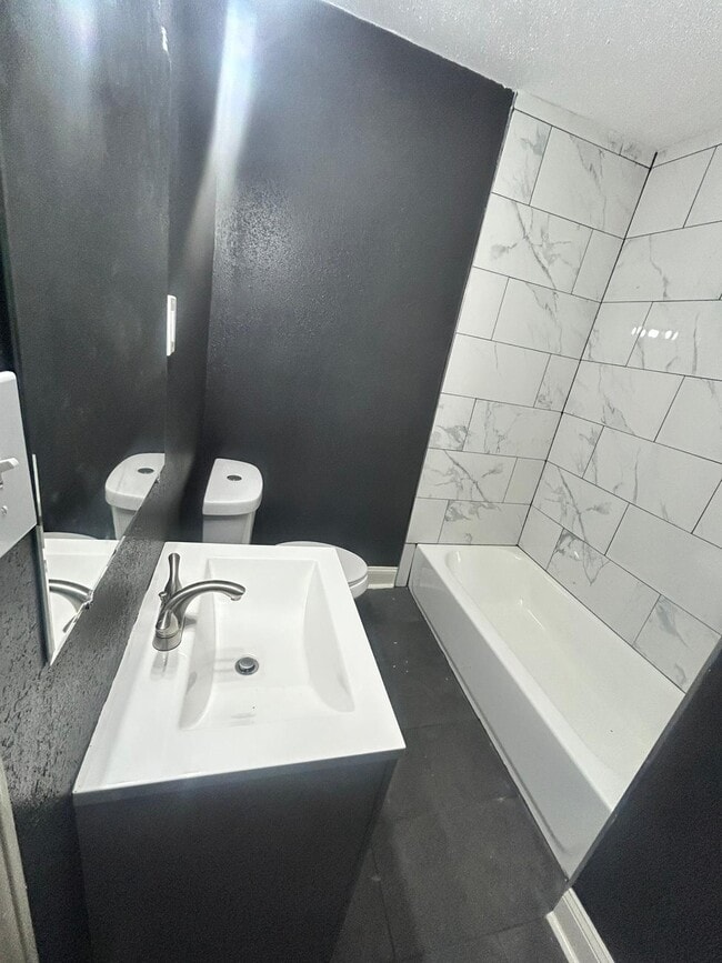 Building Photo - 697 N Holmes St