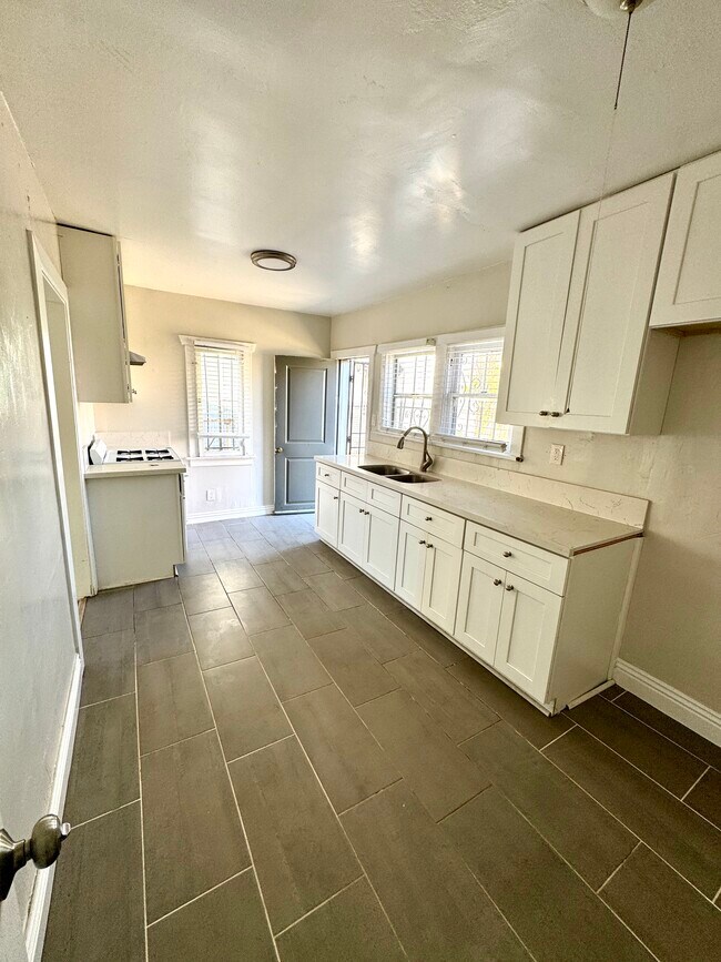 Building Photo - 4216 Woodlawn Ave