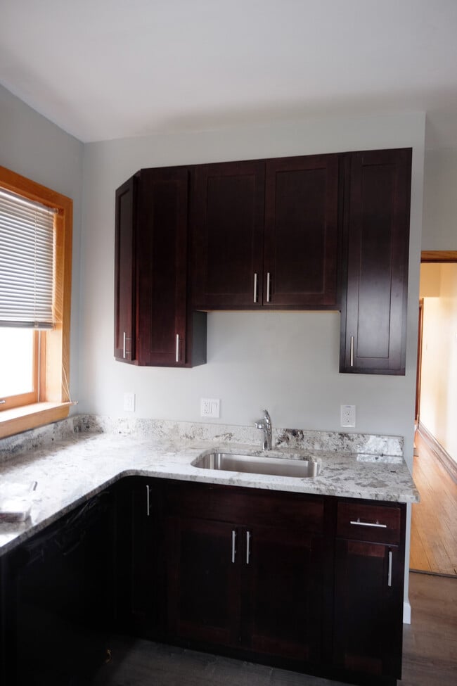 Kitchen with Granite counter tops - 1905 Forest Ave